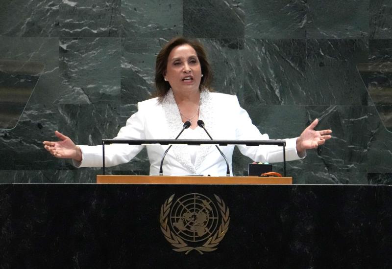 AFP - José Jerí, un abogado de 38 años, tomó juramento del cargo a primera hora por un período que se extenderá hasta julio de 2026. Perú celebrará en abril elecciones generales.