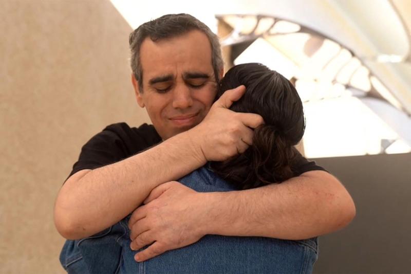 AFP - Omri Miran, uno de los rehenes israelíes en manos de Hamás, se abrazo con un familiar tras ser liberado este lunes