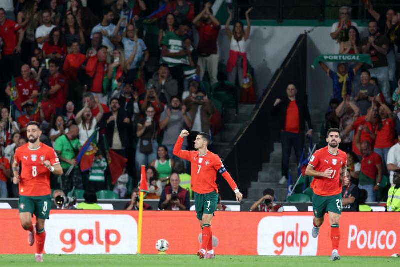 AFP - Cristiano Ronaldo alcanzó junto a su selección un nuevo récord este martes
