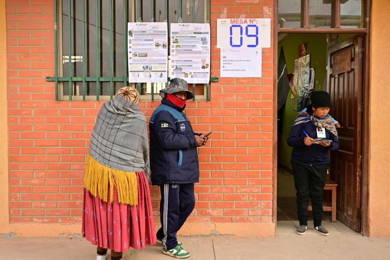 Personas Aymara votan en Bolivia - AFP