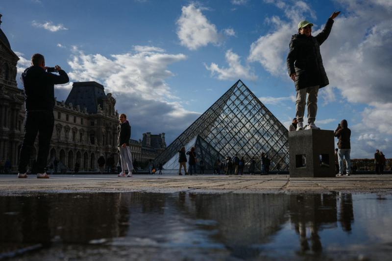 AFP - "Totalmente inusual" y "una motosierra": Revelan detalles sobre el robo al museo del Louvre