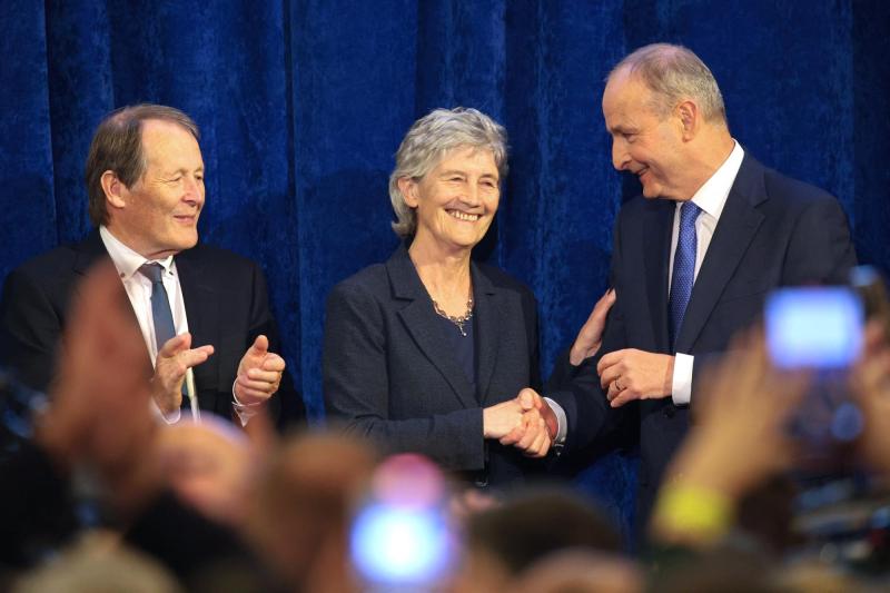 Catherine Connolly estrecha la mano del actual primer ministro de Irlanda, Micheal Martin - AFP