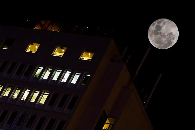 Agencia UNO - ¿Cuándo y a qué hora ver la superluna de octubre?: Será más grande y brillante que lo habitual