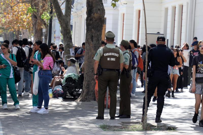 Agencia Uno - Carabineros investiga confusa muerte de trabajadora de local de República