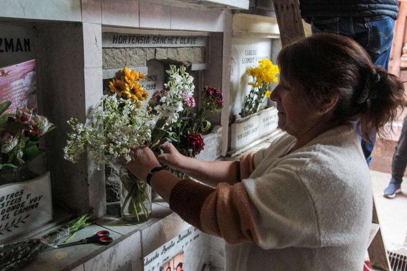 Día de Todos los Santos 2025: horarios, actividades y homenajes en los cementerios de Chile - Agencia Uno