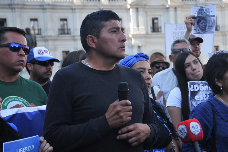 Hijo de Julia Chuñil se manifiesta por la búsqueda de su madre frente a La Moneda - AUNO