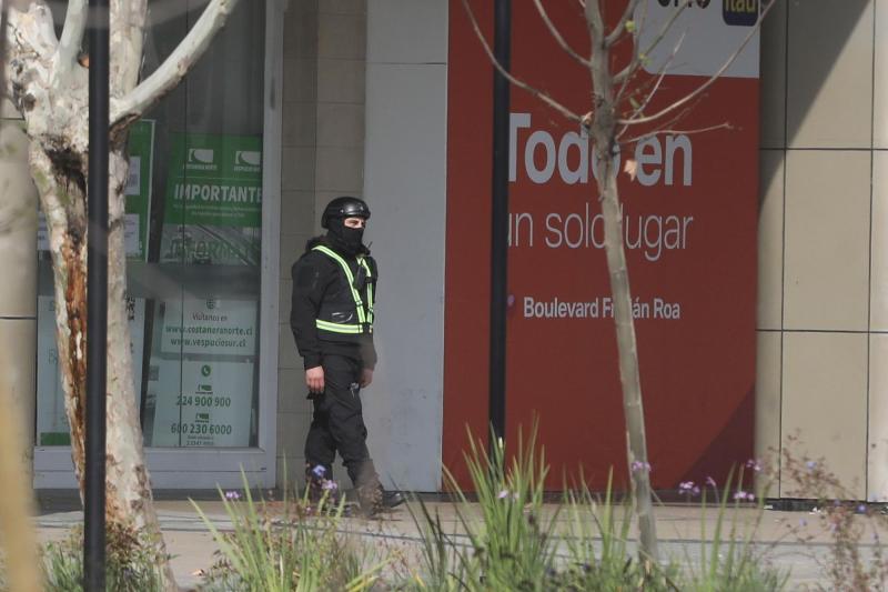 Agencia Uno - Asistente de concejala asegura que motorista ajeno a mall agredió a joven con esquizofrenia en presencia de guardias