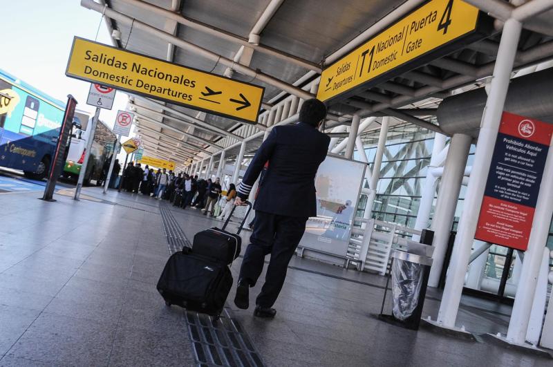 Entre bocinazos y maletas: volcamiento de un camión convirtió el acceso al Aeropuerto Arturo Merino Benítez en un caos - Agencia Uno