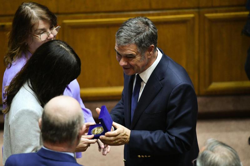 Agencia Uno - Funcionarios del Congreso arremeten contra Ossandón por proyecto que busca recortar “supersueldos”