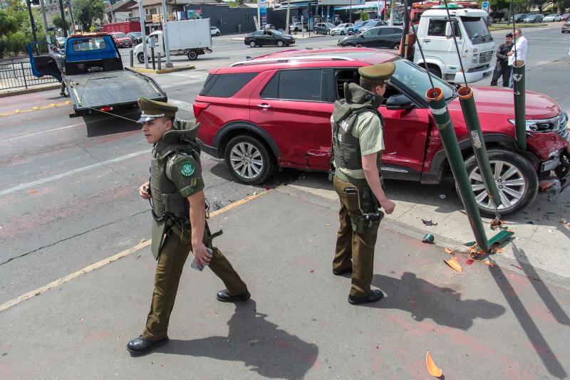 Conductora escapó de encerrona y chocó a tres autos - Agencia Uno