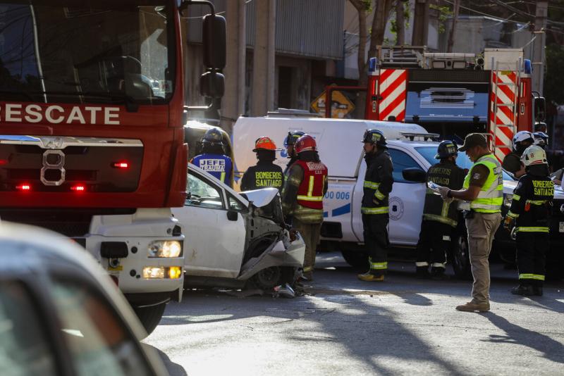 Agencia Uno - Accidente entre un vehículo particular y un furgón escolar