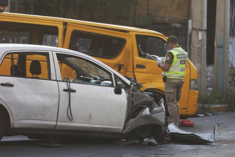 Agencia Uno - Accidente entre un vehículo particular y un furgón escolar