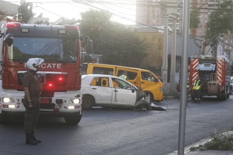 Agencia Uno - Furgón escolar es chocado por un auto conducido por delincuentes