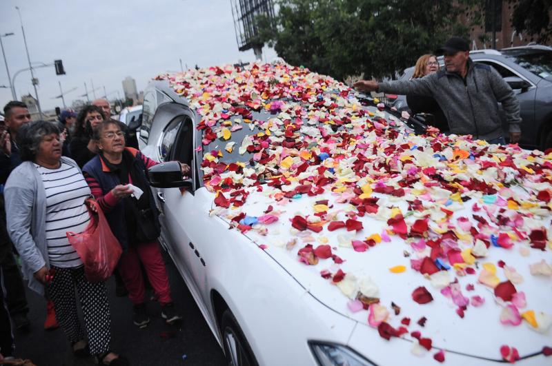 Agencia Uno - Cortejo fúnebre de Esteban Hermosilla pasó por la Pérgola de las Flores