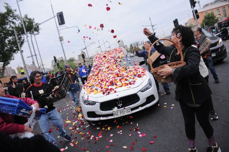 Agencia Uno - Cortejo fúnebre de Esteban Hermosilla pasó por la Pérgola de las Flores