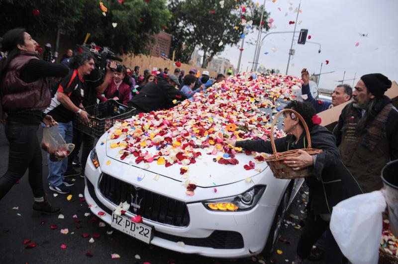 Agencia Uno - Cortejo fúnebre de Esteban Hermosilla pasó por la Pérgola de las Flores