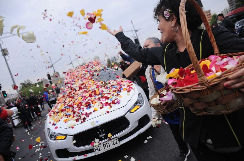 Agencia Uno - Cortejo fúnebre de Esteban Hermosilla pasó por la Pérgola de las Flores