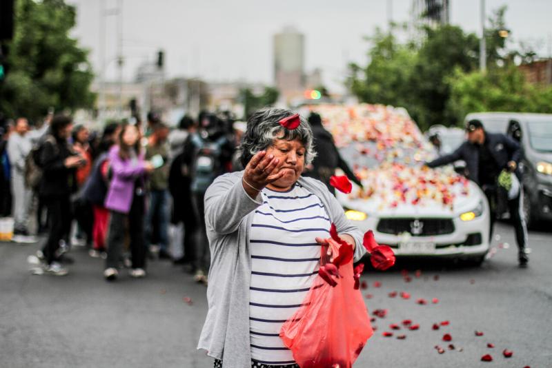 Agencia Uno - Cortejo fúnebre de Esteban Hermosilla pasó por la Pérgola de las Flores