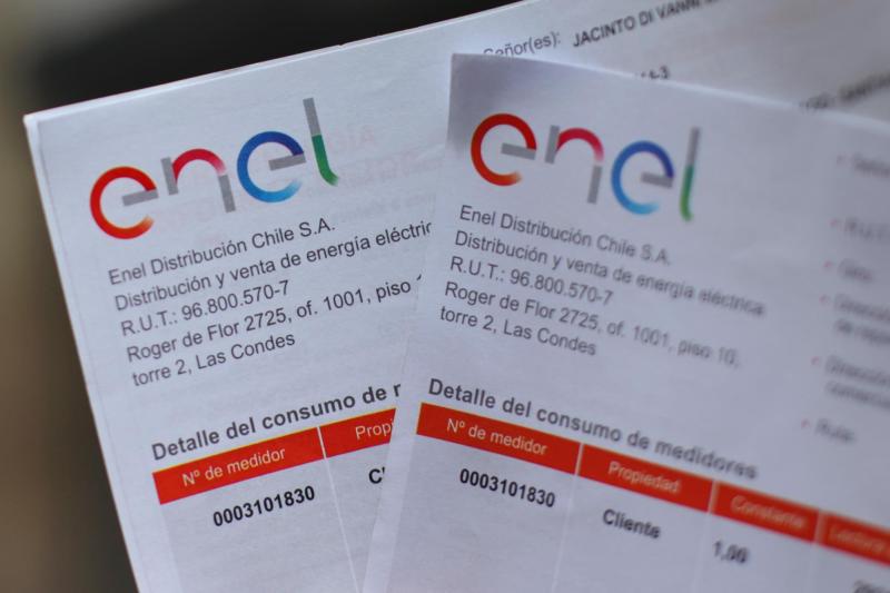 Ministro de Energía apunta contra empresas por compensaciones - Aton