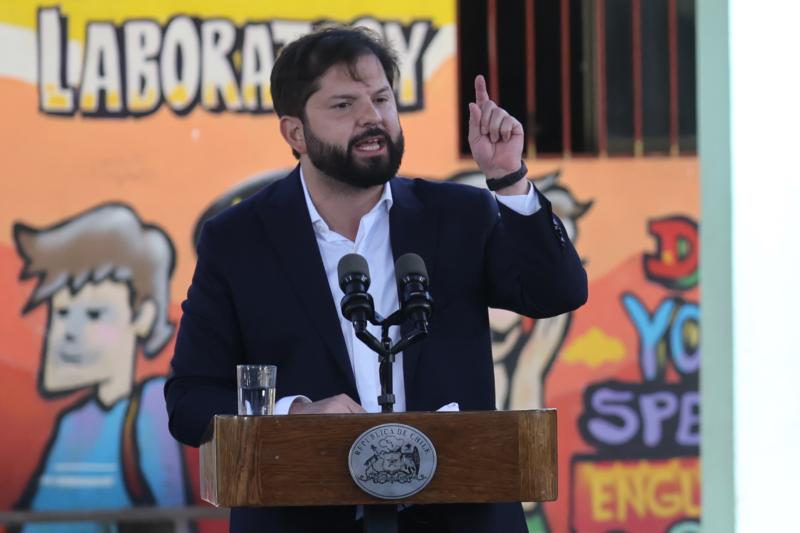 Aton- Presidente Boric defendió a funcionarios públicos