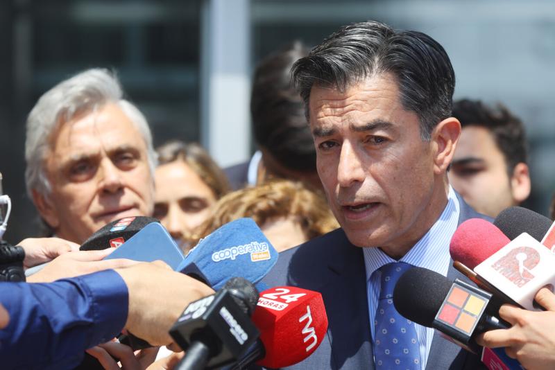 Aton - El abogado Alejandro Espinoza y su representado Pablo Longueira, absuelto por el caso SQM