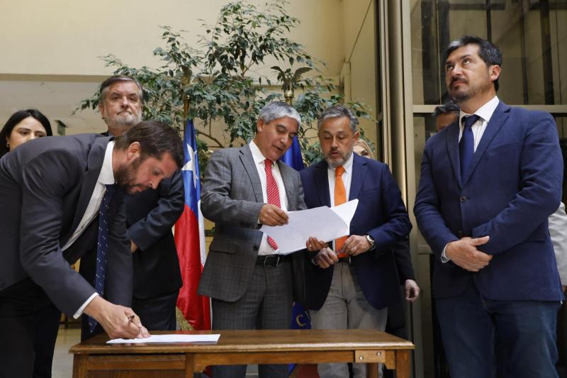 Aton- Se presentó AC contra Pardow