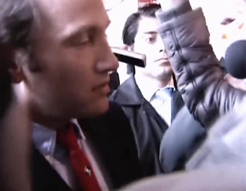 T13 - "Nunca debiste haberte operado con él": La reacción de oftalmólogo al enterarse que paciente fue intervenido por cuestionado doctor | Captura de video