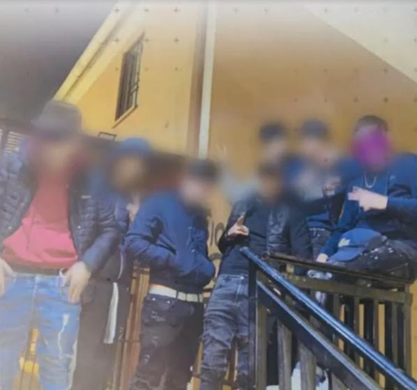 “Más armas, más likes”: La peligrosa cultura que alimenta el auge de bandas criminales de adolescentes - Captura Reportajes T13