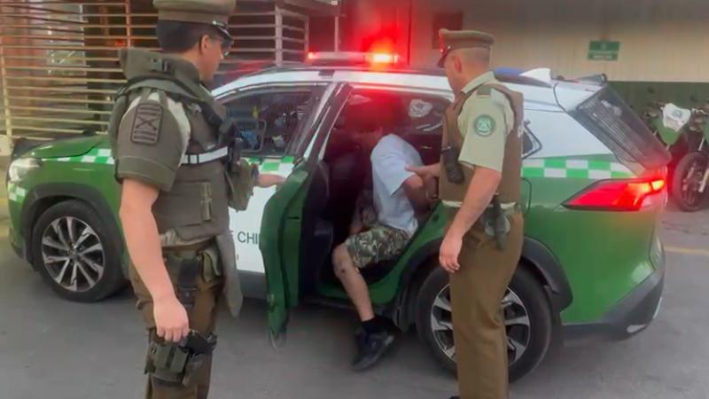 Capturan a delincuente tras asaltar farmacia e intentar atropellar a Carabinero: Tenía orden de aprehensión y portaba tobillera electrónica