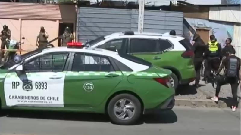 T13 Tarde - Asesinan a puñaladas a hombre extranjero al interior de un cité en Estación Central