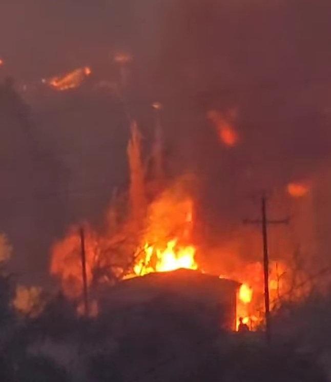 T13 - Videos muestran devastador avance de incendio en Monte Patria: Tres viviendas destruidas y más de 200 evacuados | RRSS