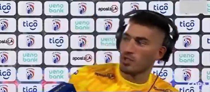 Captura X - Portero de Olimpia agredido en entrevista en vivo