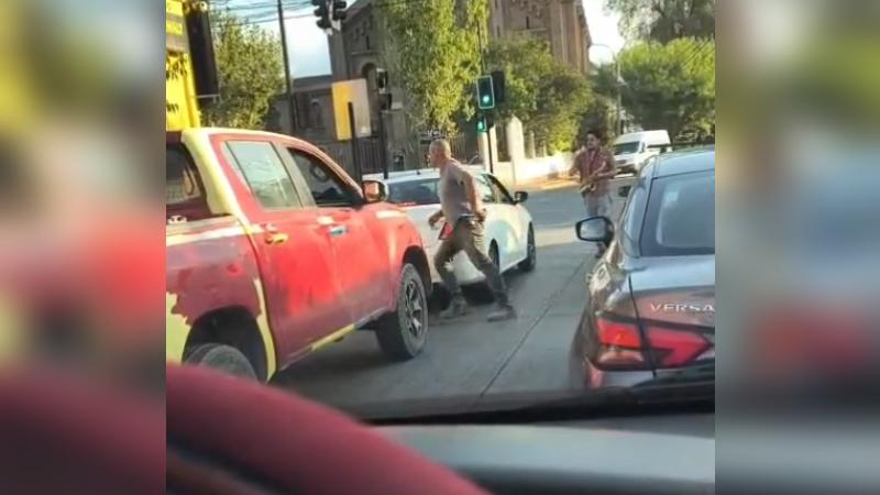 Instagram/pablourbinamella - Saxofonista que tocaba en un semáforo musicaliza pelea entre conductores en Los Andes