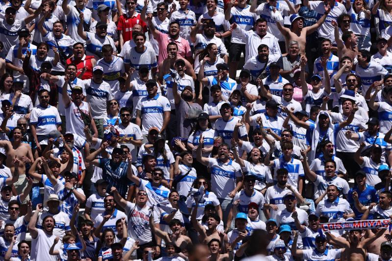 Hasta seis años: La UC anuncia aplicación de derecho de admisión a cinco hinchas tras el Clásico Universitario - Photosport (referencial)