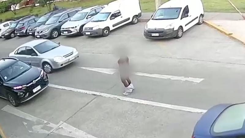 La Tarde es Nuestra - Captan a sujeto caminando desnudo frente a colegios y jardines infantiles en Ñuñoa