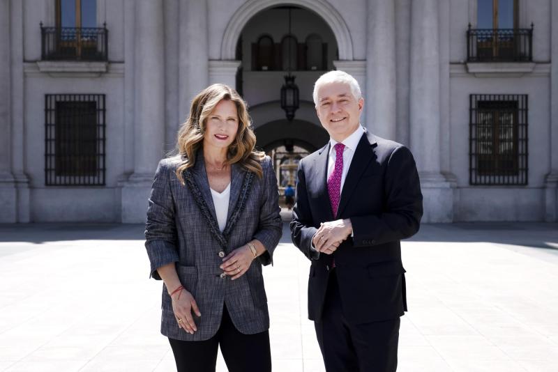 T13 - "Leyendo las preguntas...”: La tierna publicación de Soledad Onetto y su hijo Borja antes de El Debate presidencial del 13 | Archivo