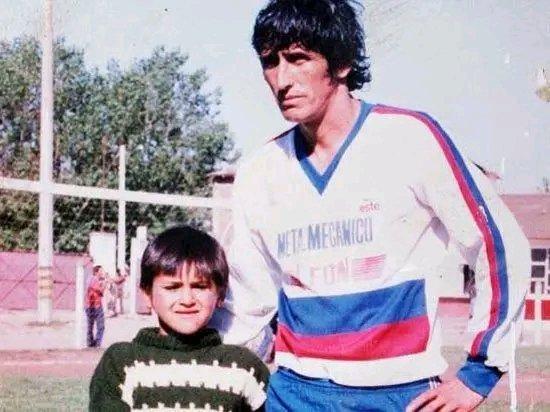 X - @DespliegueFutCL: Chupete Suazo con su papá que jugaba en Torino