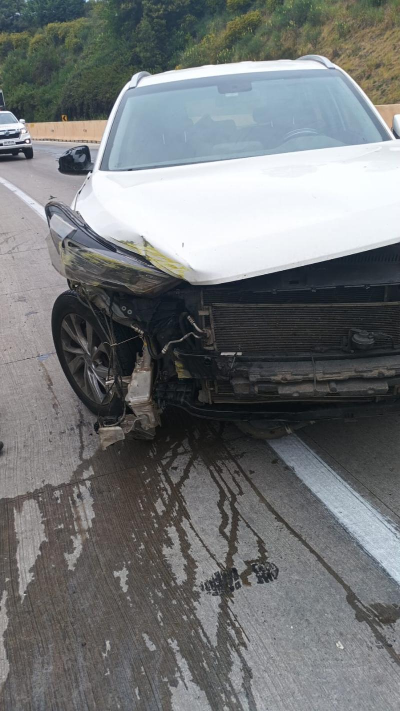 T13 - Así quedó el auto de la mujer que chocó por derrame de aceite en la carretera