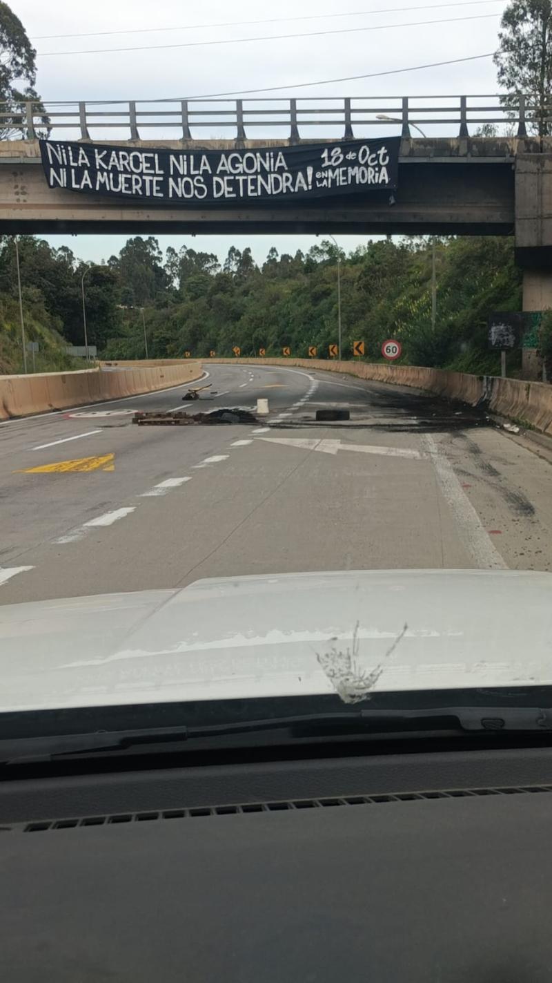 T13 - Lienzo en alusión al 18-O apareció tras derrame de aceite en carretera