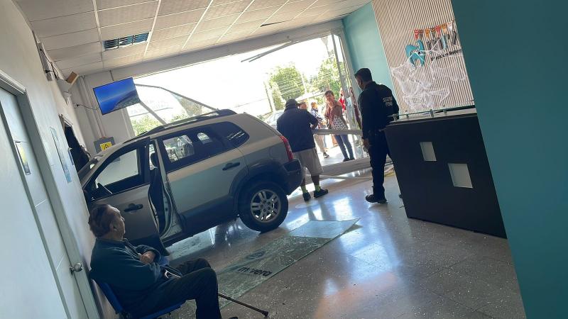 T13 - Choque de auto con clínica dental en Limache
