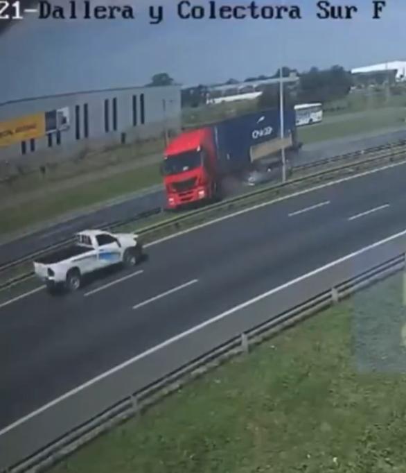 Impactante accidente en Argentina: Camión perdió control y terminó incendiado