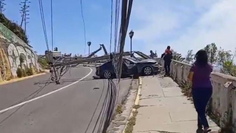 Conductora derribó postes en Valparaíso - T13
