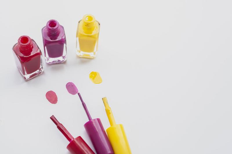 ISP ordena retiro de diez esmaltes de uñas - referencial freepik