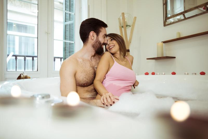 Freepik - pareja muere en jacuzzi caliente Brasil