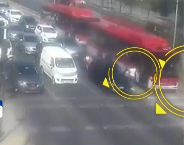 Madre intentó frenar la micro en el semáforo - Cámaras Ñuñoa