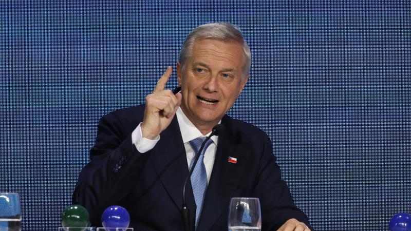 Kast emplaza a Boric tras filtración de correos - Aton