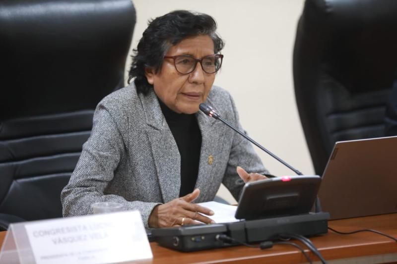 Congreso - Indignación en Perú por fotografía de senadora Lucinda Vásquez a la que le cortan las uñas de los pies en el Congreso | T13