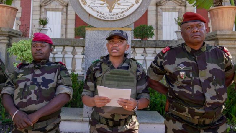 El comandante de CAPSAT, coronel Michael Randrianirina (centro en la imagen) lee un comunicado desde la presidencia en Antananarivo anunciando que las fuerzas armadas toman el control del país (14.10.2025) - Deutsche Welle