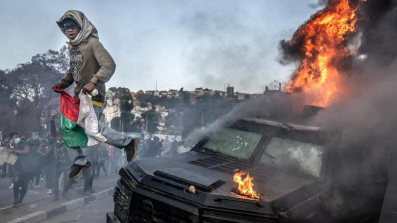 Grupos de soldados se unieron a miles de manifestantes en la capital de Madagascar tras anunciar que se negarían a disparar contra los manifestantes (11.10.2025) - Deutsche Welle