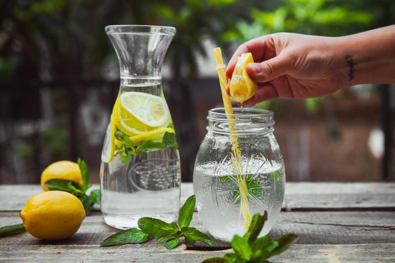 freepik - agua con limón